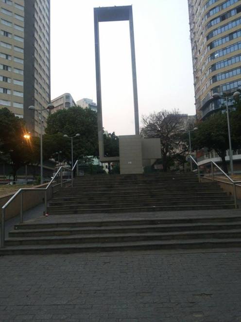 Liberdade_em_equilíbrio_-_monumento_construído_por_Mary_Vieira_(1)[1]