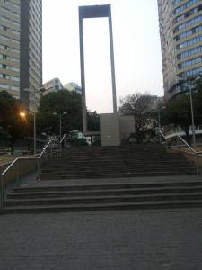 Liberdade_em_equilíbrio_-_monumento_construído_por_Mary_Vieira_(1)[1]